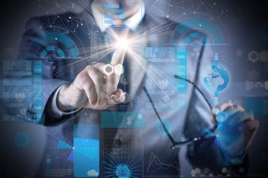 Fütüristik konsept düğmelere basarak işadamı