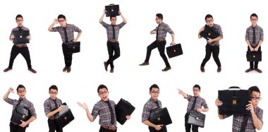 Evrak çantalı genç bir çalışan beyaza izole edilmiş.