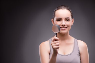 Büyüteç spor kavram kadınla