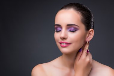Güzel kadın moda kavramı
