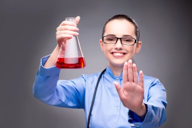 Tıbbi konseptte genç doktor