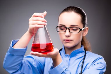 Tıbbi konseptte genç doktor