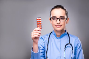 Tıbbi konseptte genç doktor