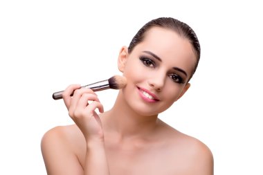 Genç kadın üzerinde izole beyaz makyaj uygulamak