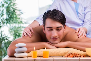 Spa oturumu sırasında yakışıklı adam