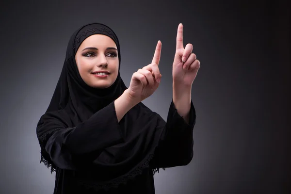 Muslimské ženy v černých šatech tmavé pozadí — Stock fotografie