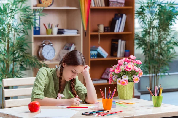 Menina jovem desenho imagens em casa — Fotografia de Stock