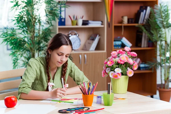 Chica joven dibujando imágenes en casa —  Fotos de Stock