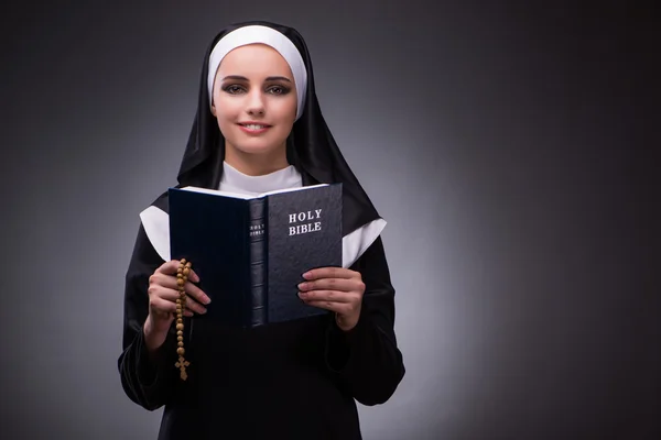Ordensschwester im Religionskonzept vor dunklem Hintergrund — Stockfoto