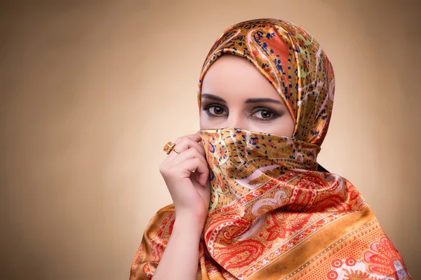 伝統的なイスラム服の若い女性 — ストック写真