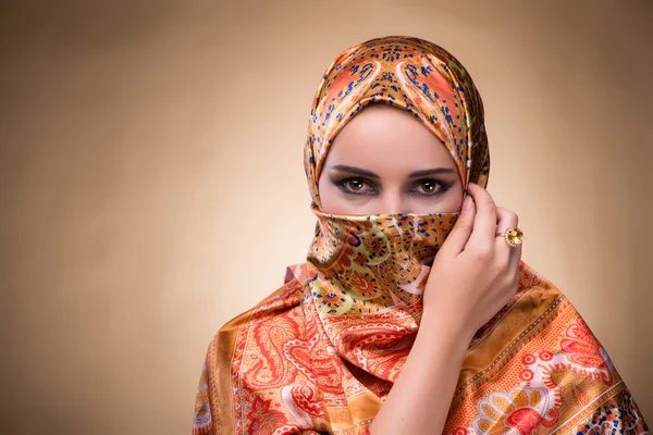 Молода жінка в традиційному мусульманському одязі — стокове фото