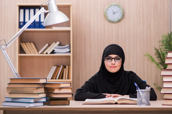 Donna studente musulmano preparazione per gli esami — Foto Stock