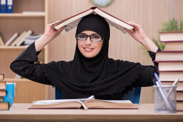 Kvinna muslimsk student förbereder sig för tentor — Stockfoto