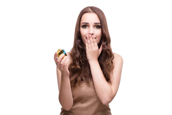 Frau mit Geschenkbox isoliert auf weiß — Stockfoto