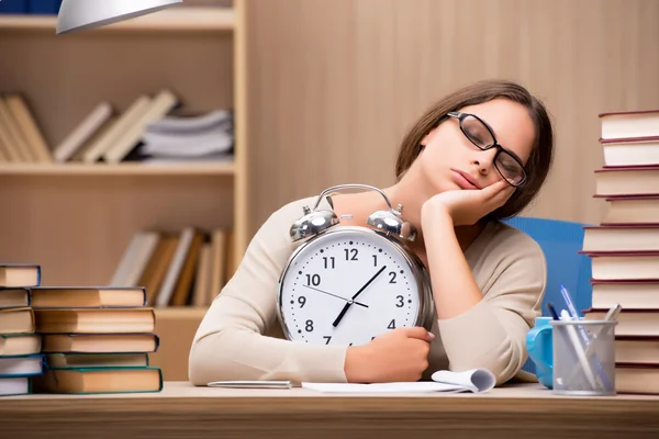 Jovem estudante se preparando para exames universitários — Fotografia de Stock