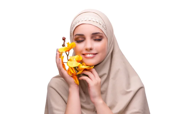 Femme arabe avec fleur d'orchidée isolée sur blanc — Photo