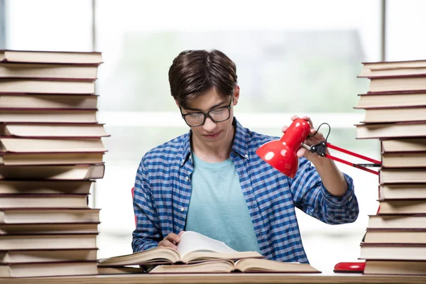 Estudiante con muchos libros preparándose para los exámenes — Foto de Stock