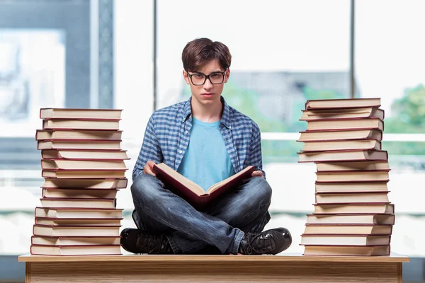 Mladý student ve stresu před zkouškami — Stock fotografie