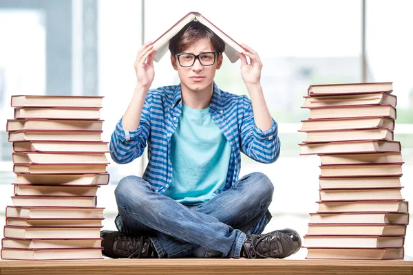 Jovem estudante se preparando para exames universitários — Fotografia de Stock