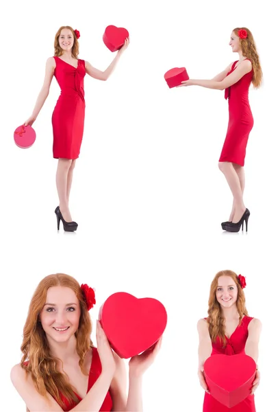 Червона сукня жінка тримає подарункову коробку ізольовано на білому — стокове фото