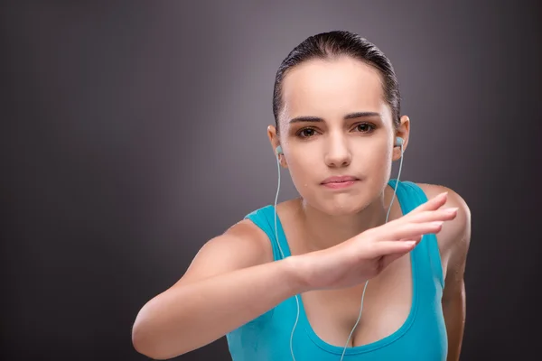 Mujer joven haciendo deporte en concepto de deporte —  Fotos de Stock