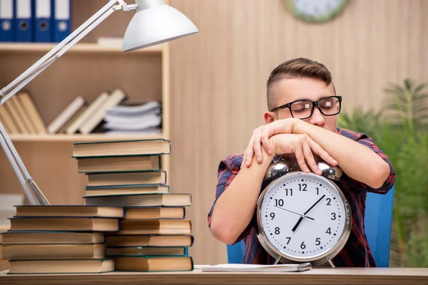 Jovem estudante se preparando para os exames escolares — Fotografia de Stock