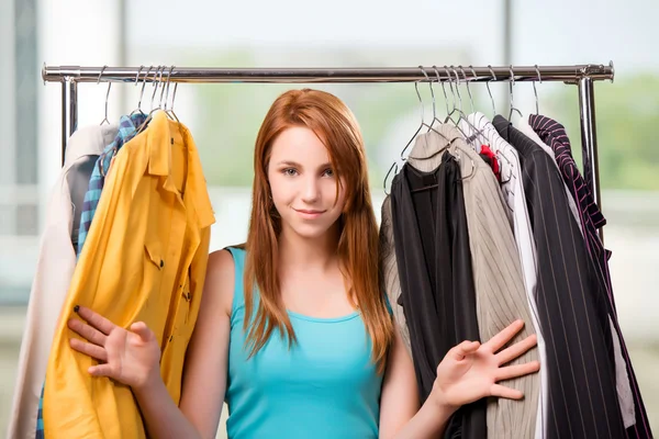 Femme choisir des vêtements dans la boutique — Photo