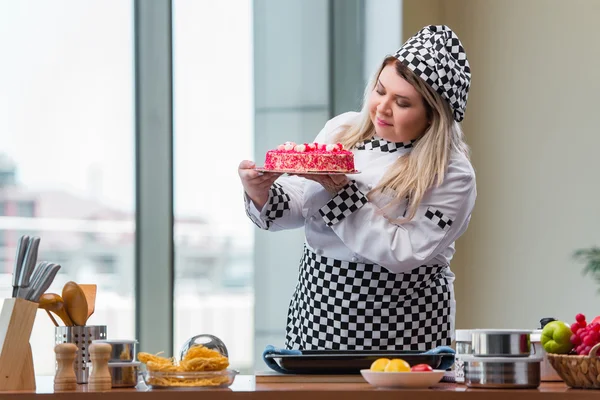 Young woman chef preparing dessert cak — Stock Photo, Image