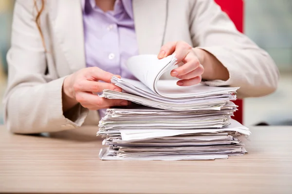 Businesswoman working with stack of papers — Stock Photo, Image