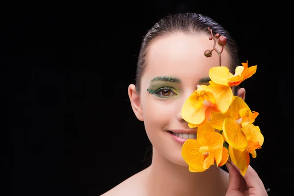 Schöne Frau im Schönheitskonzept mit Orchideenblume — Stockfoto