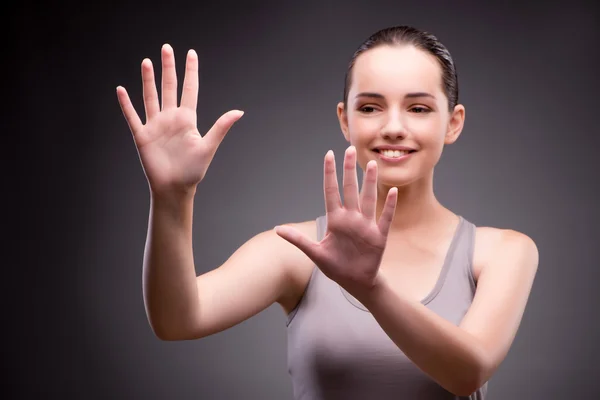 Donna nel concetto di sport premendo i pulsanti — Foto Stock