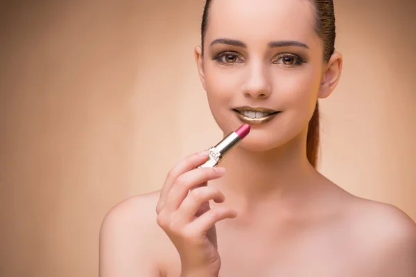 Mujer con lápiz labial en concepto de belleza — Foto de Stock