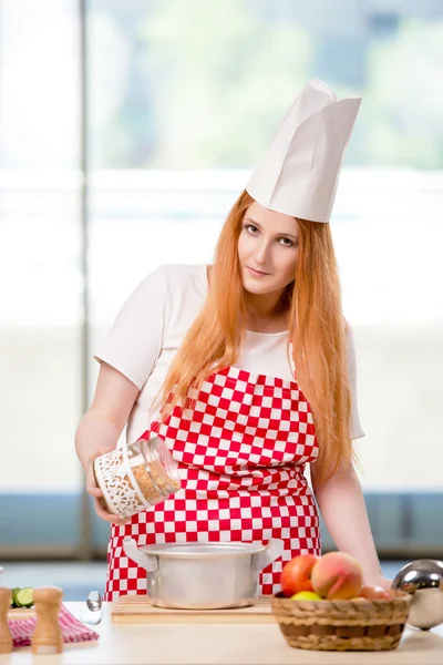 Roodharige koken werken in de keuken — Stockfoto