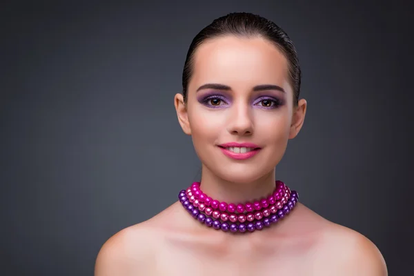 Bonita mujer con collar de perlas —  Fotos de Stock