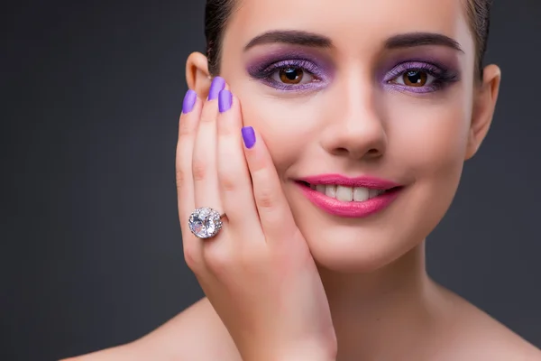 Hermosa mujer en concepto de moda —  Fotos de Stock