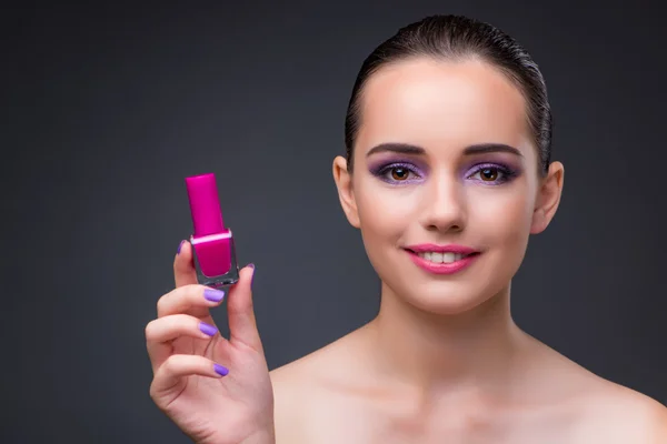 Mulher com garrafa de manicure polonês — Fotografia de Stock