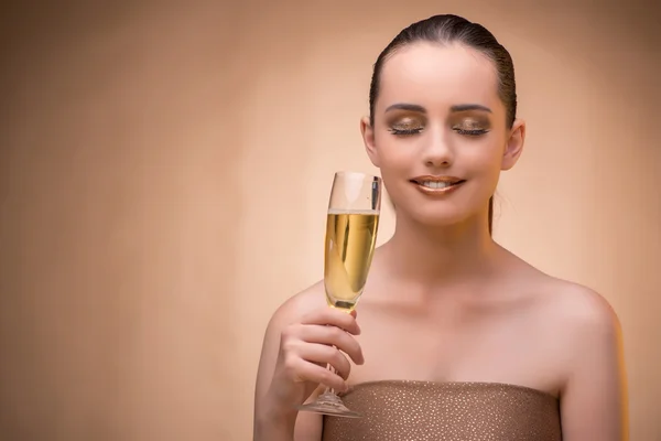 Jovem com taça de champanhe — Fotografia de Stock