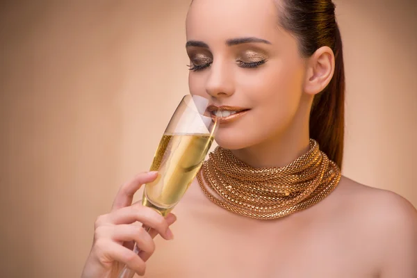 Jeune femme avec verre de champagne — Photo