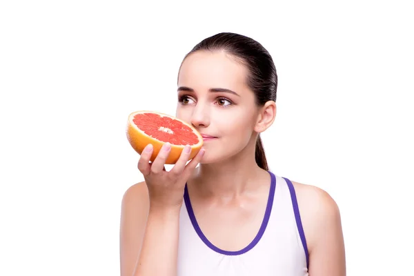 Женщина с грейпфрутом изолирована на белом — стоковое фото