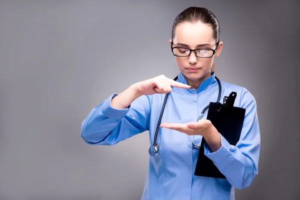 Jovem médico no conceito médico — Fotografia de Stock