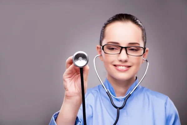 Jovem médico no conceito médico — Fotografia de Stock