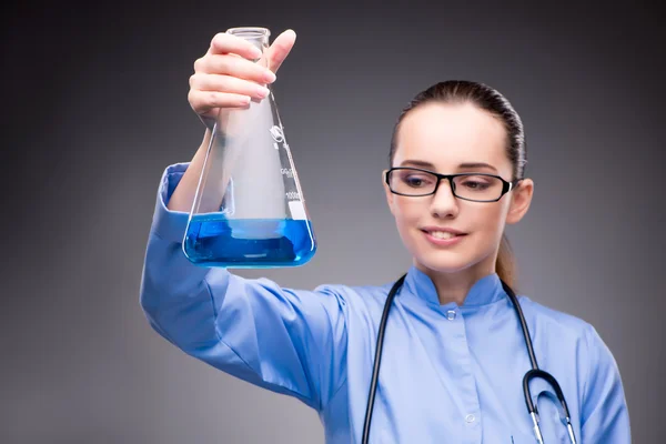 Joven doctor en concepto médico —  Fotos de Stock