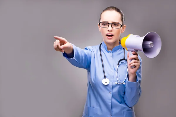 Giovane medico nel concetto medico — Foto Stock