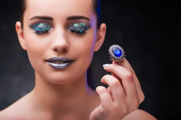 Nő a gyűrűt a szépség fogalma — Stock Fotó