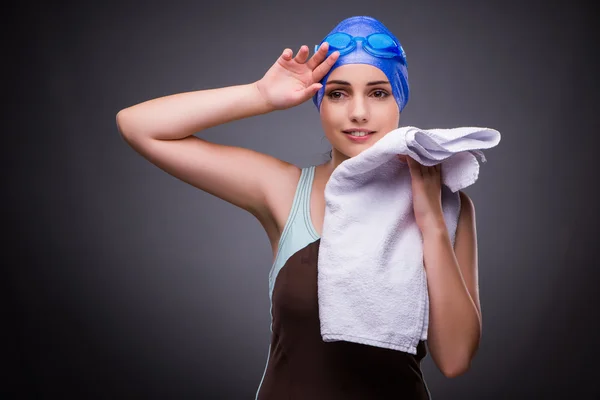 Žena plavec šedé pozadí — Stock fotografie