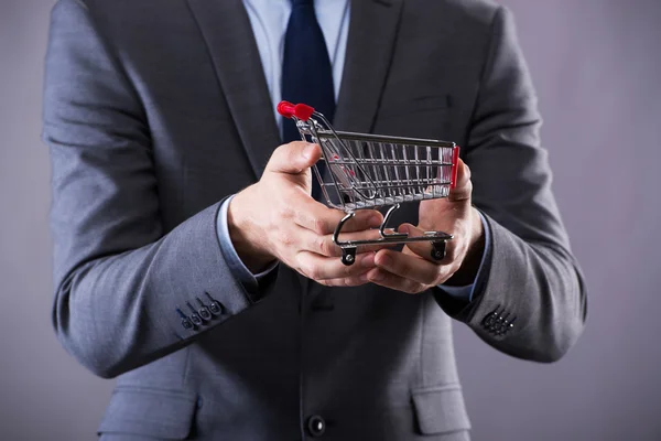 Buisinessman holding kundvagn online shopping koncept — Stockfoto