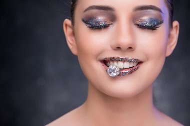 Genç kadın elmas yüzük ile teklif alma