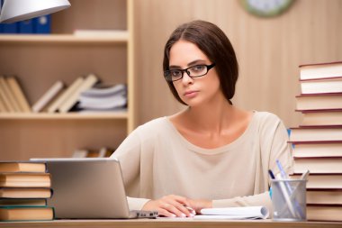 Üniversite sınavlarına hazırlanan genç öğrenci.