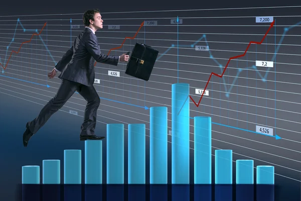 Empresario escalando escalera de carrera como corredor de bolsa — Foto de Stock