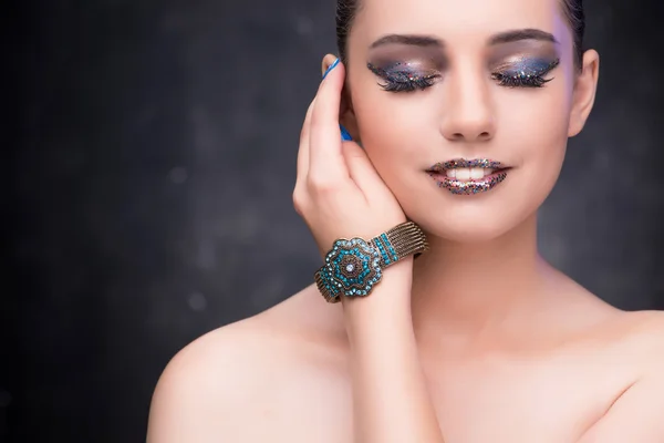 Young beautiful woman in beauty fashion concept — Stock Photo, Image